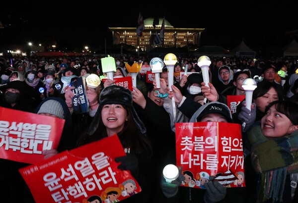 7일 오후 서울 여의도 국회 앞에서 열린 '내란죄 윤석열 퇴진! 국민주권 실현! 사회대개혁! 범국민촛불대행진'에서 응원봉을 든 참가자들이 탄핵안 통과를 촉구하고 있다. 2024.12.8. ©연합뉴스