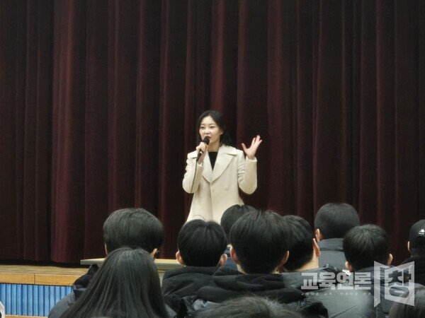 시작 전 학생들에게 인사하는 김혜지 국민의힘 서울시의원 @차원