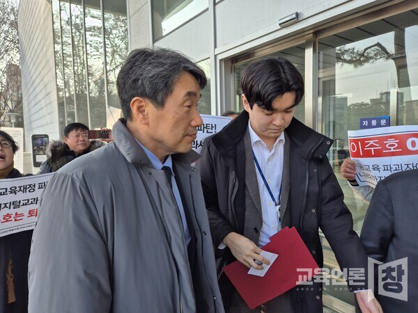 이주호 교육부 장관이 22일 오후 1시 55분쯤, 서울시교육청 신년인사회 참석을 위해 백범김구기념관 컨벤션홀로 들어가는 도중 서울교육단체협의회 회원들의 항의를 받고 있다. @차원