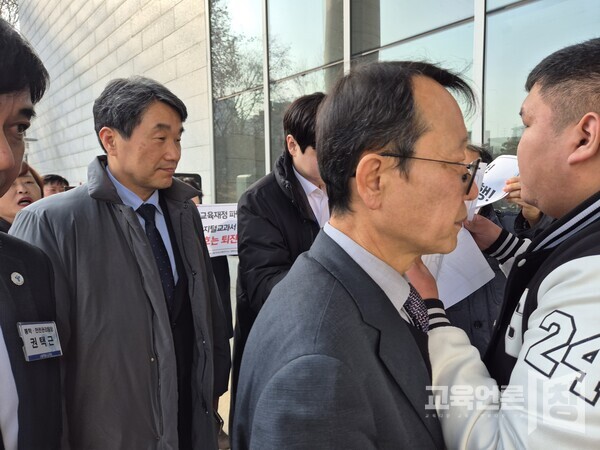 고등학교 2학년인 안병석 서울교육단체협의회 상임대표가 이주호 교육부 장관을 향해 “학생들에게 부끄럽지 않느냐”고 소리치고 있다. @차원