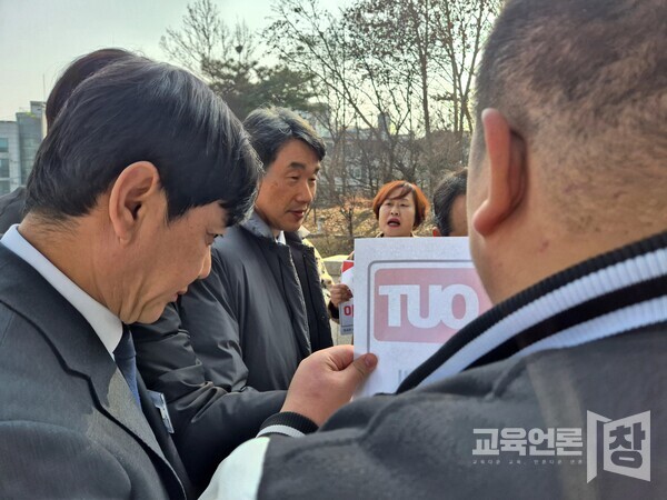 ‘교육재정 파탄! AI디지털교과서 강행! 이주호는 퇴진하라’, ‘이주호 OUT 공교육 파괴자에게 나라까지 맡길 수 없다’ 항의받는 이주호 교육부 장관 @차원