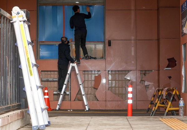 20일 오전 서울서부지방법원에서 관계자들이 복구 작업을 하고 있다. 2025.1.20. ©연합뉴스