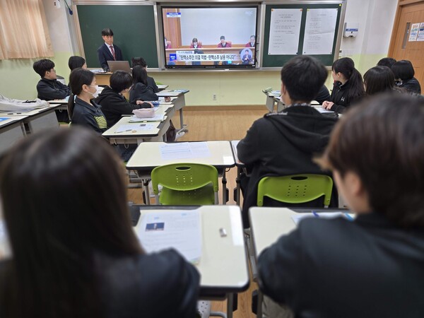 서울 공립 A중 1학년 학생들이 4일 오전 11시 '윤석열 탄핵 선고' 헌법재판소 선고 TV 방송을 보고 있다. ©윤근혁