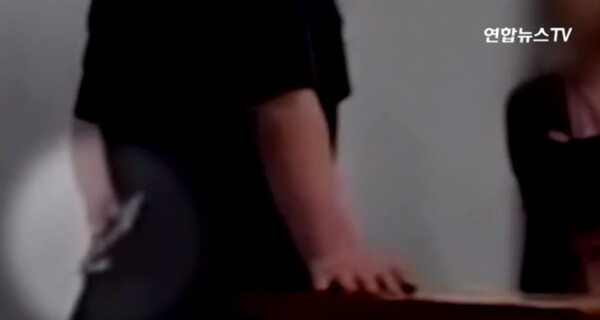 지난 10일, 서울 A고 교실에서 한 학생이 휴대폰을 손에 쥔 채 교사에게 가까이 가고 있다. ©연합뉴스TV