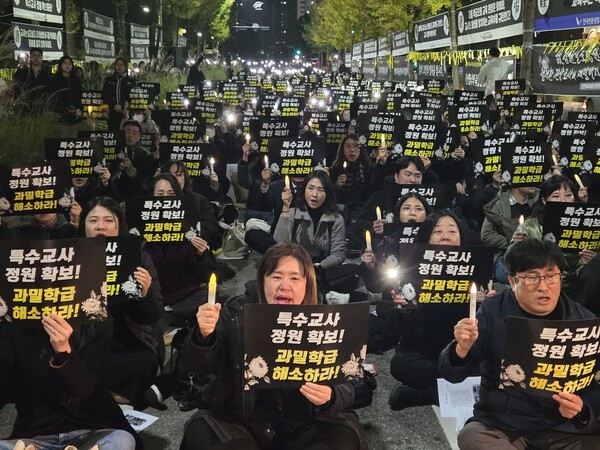 지난 2024년 11월 8일 오후 8시, 인천지역 교사 1500여 명이 인천시교육청 앞에 모여 사망 특수교사 추모대회를 열었다. ©윤근혁