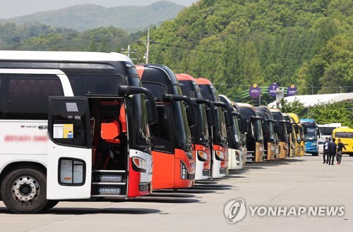 춘천지방법원 제2형사부는 14일 오전 10시, 현장체험학습 중 발생한 불의의 사고에 대해 인솔교사에게 유죄(금고6월 선고유예)를, 보조 인솔교사에게 무죄를 각각 선고했다. 버스기사는 금고 2년을 받았다.ⓒ연합뉴스