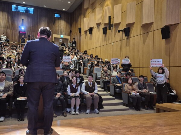 지난 1월 17일 제10회 서울특별시 학생인권의 날 기념식에서 ‘서울특별시 학생인권조례 폐지조례’를 제안했던 국민의힘 소속 박상혁 서울시의회 교육위원장을 향해 항의하는 서울학생인권조례 지키기 공대위 활동가들 ⓒ차원