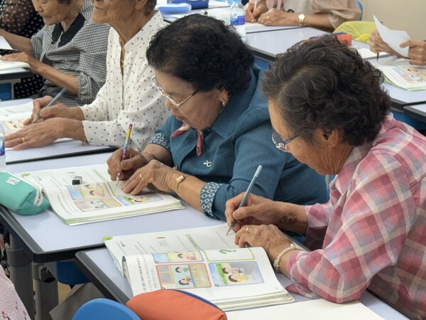 한 글자 한 글자 열심히 배우는 모습. 이들에게 초등학교 졸업장은 인생의 마지막 꿈이다. ⓒ증산초발전위원회