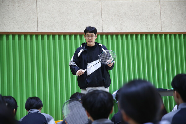 김우빈 교사(고헌중)가 5일 체육관에서 수업을 진행하고 있다ⓒ울산교육청